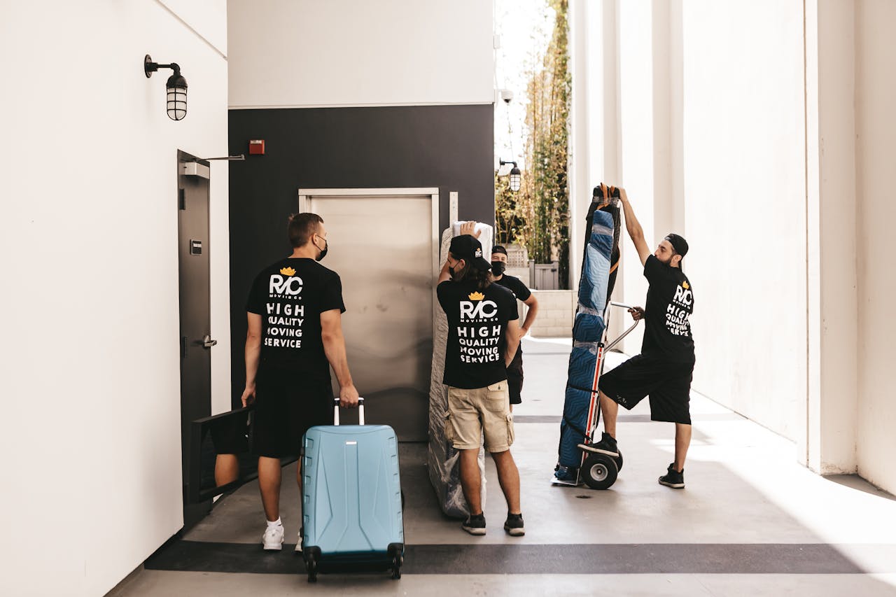mobile-02 Professional movers transport luggage through an indoor location, showcasing teamwork and efficiency.